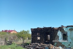   В Знаменском округе односельчане спасли пожилую женщину из горящего дома
