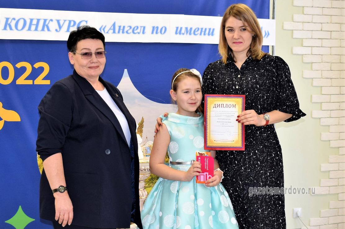 Анна Ковешникова с дочерью во время награждения
