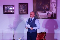 Тамбовский поэт Олег Алёшин представил перформанс «садовой поэзии»