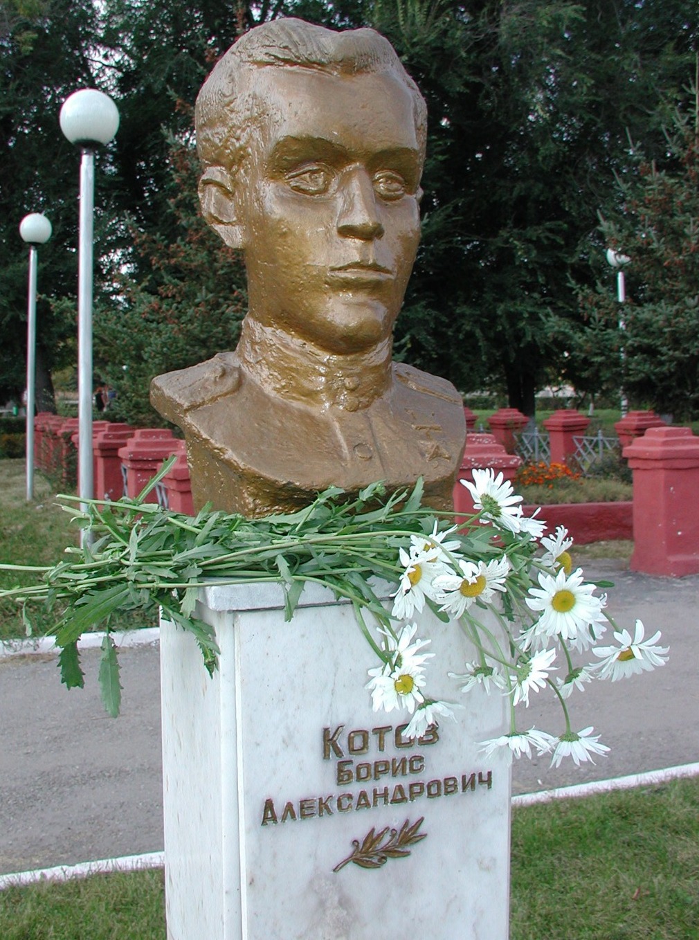 В Усмани на Аллее Героев установлен бюст Бориса Александровича Котова