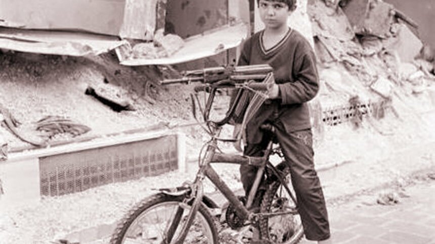Этот ребёнок знает, что такое война. Фото Акопа Ванесяна.    