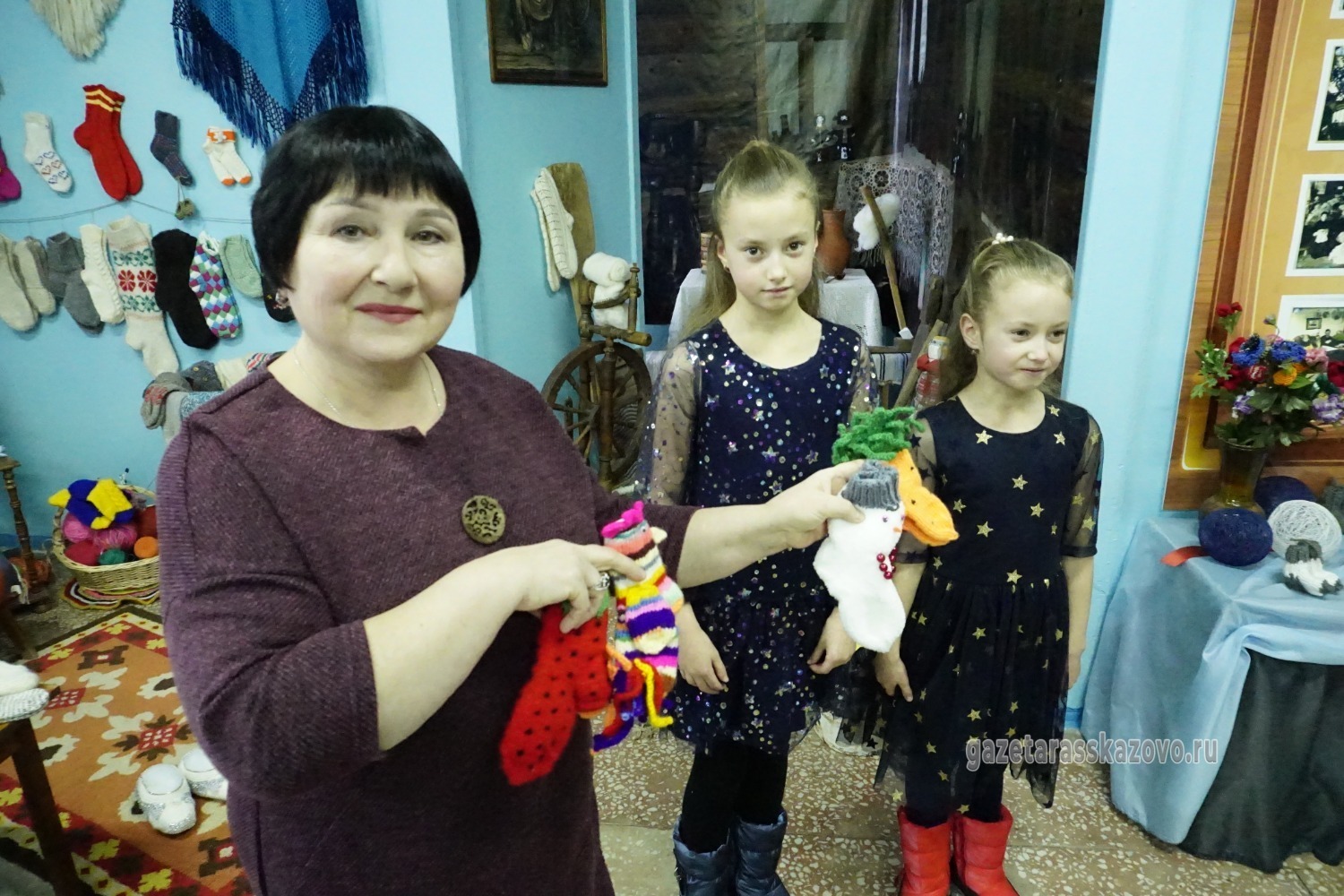 Вера Руднева получила вязанные носки от Софии и Анны Селивановых