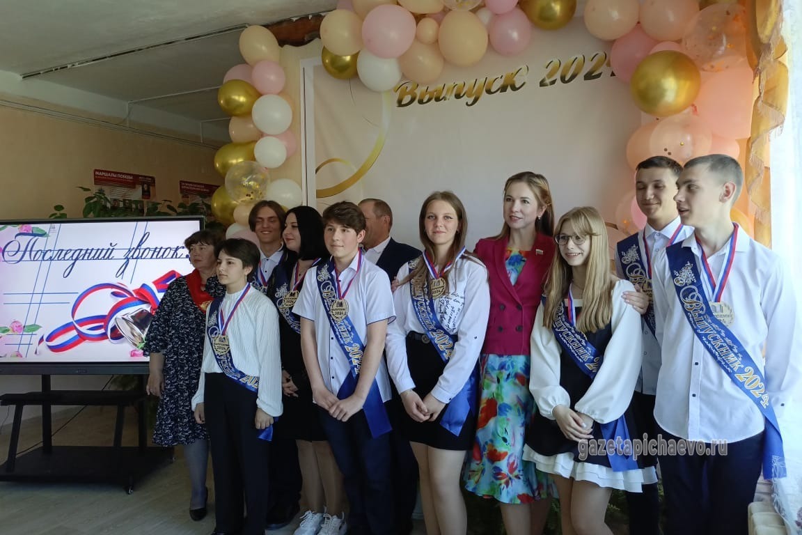 Депутат обдумы Екатерина Иванова с выпускниками Вернадовской школы