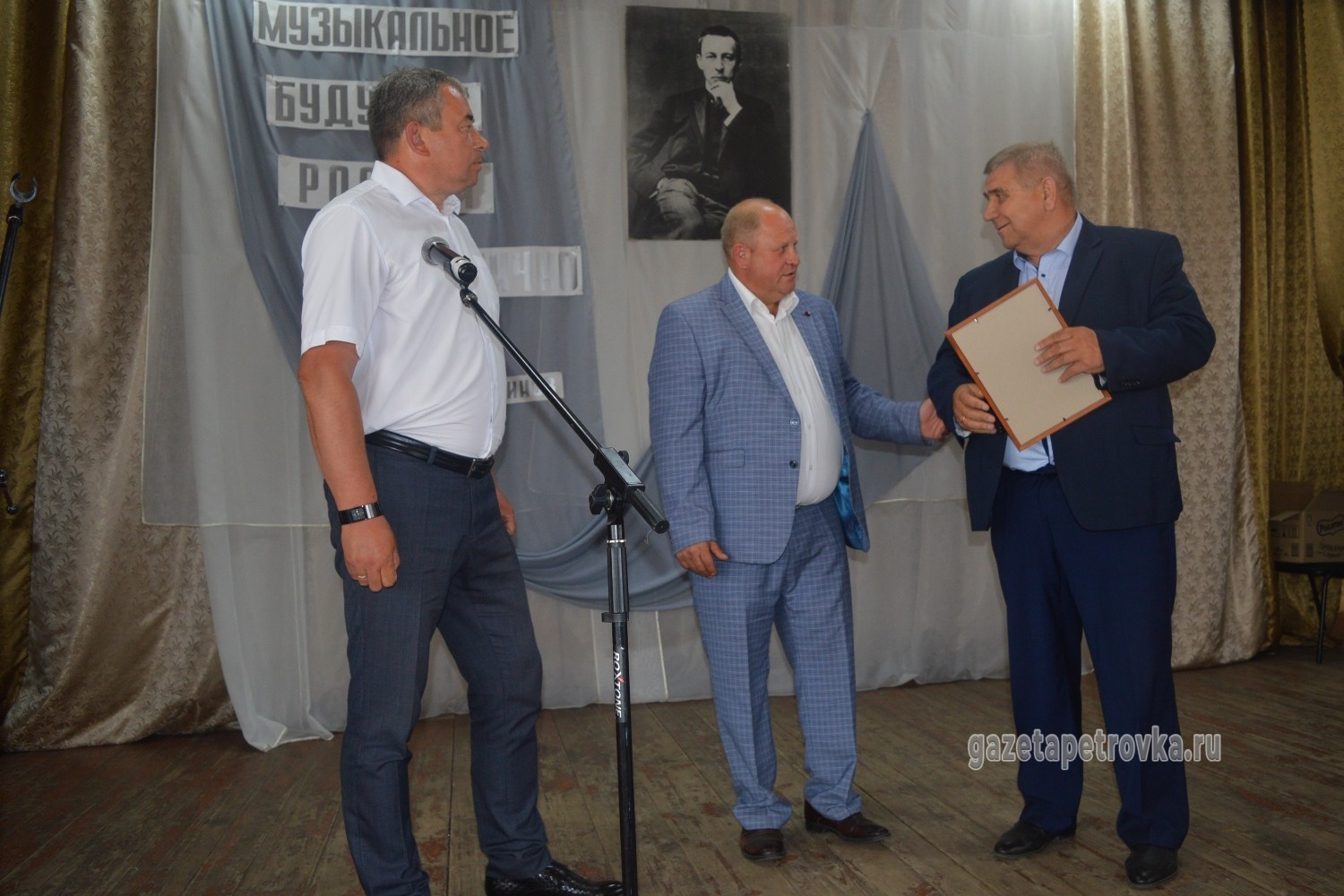 Местный фермер Александр Каменев (справа) вносит большой вклад в сбережение наследия Сергея Рахманинова