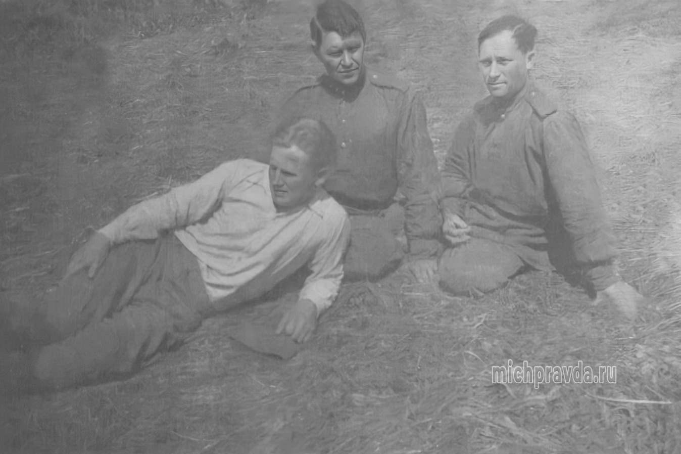 Павел Косых (крайний справа) с боевыми товарищами на отдыхе (отреставрированный снимок) 