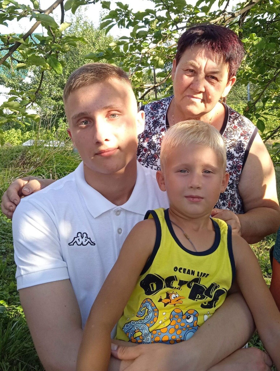 Нина Чикунова с внуками