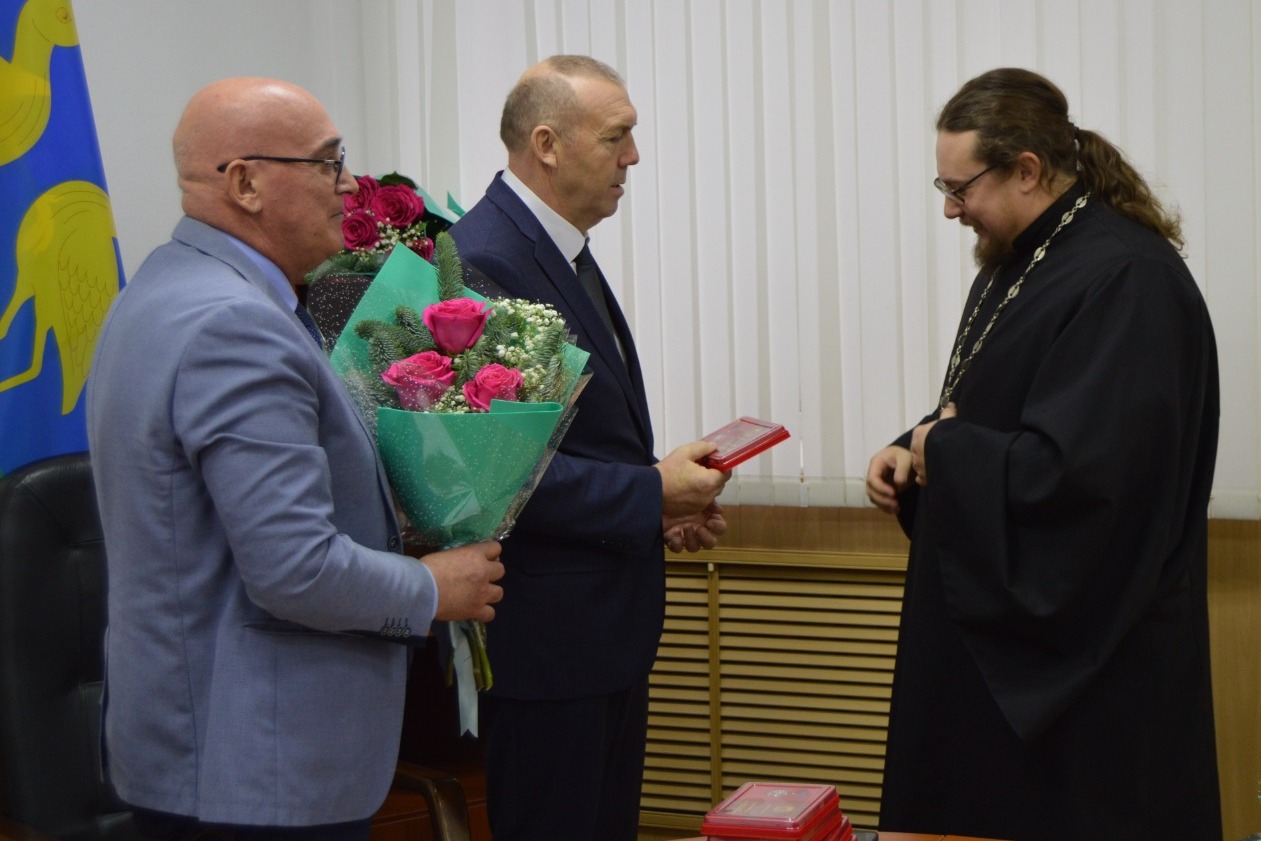 Медаль получает благочинный Кирсановского благочиния отец Алексей Проворов
