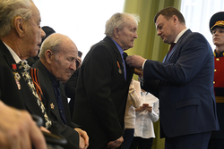 Губернатор Александр Никитин вручил ветеранам города Рассказово юбилейные медали