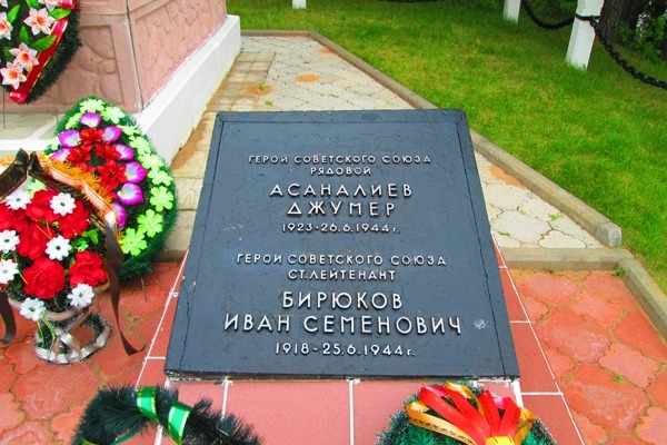 Мемориальный комплекс в Узречье, где похоронен Иван Семёнович Бирюков