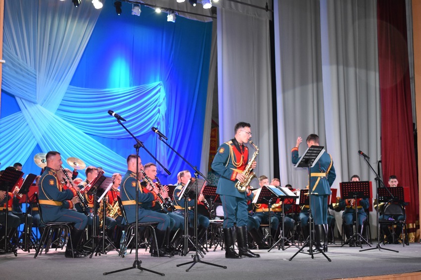 Выступает военный оркестр из Санкт-Петербурга