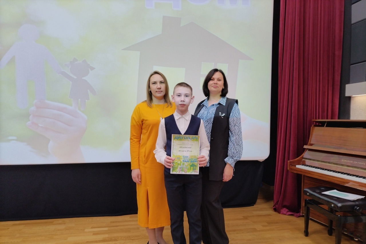 Семья Шендаковых с педагогом Наталией Боевой