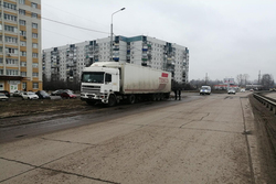 На юге Тамбова мотоцикл влетел в припаркованную фуру: мотоциклист скончался в больнице