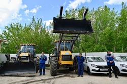 Максим Егоров вручил газовщикам ключи от восьми новых автомобилей