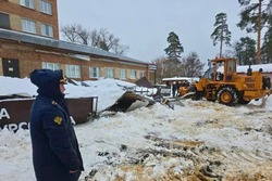 Евгений Первышов пообещал «жесткие решения» за гибель человека из-за обрушения козырька больницы