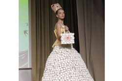 Девушка из Мичуринска получила приз экологического конкурса за платье из коробок для яиц