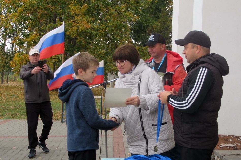 Награду получает спортсмен из Сулака Никита Хвостунков