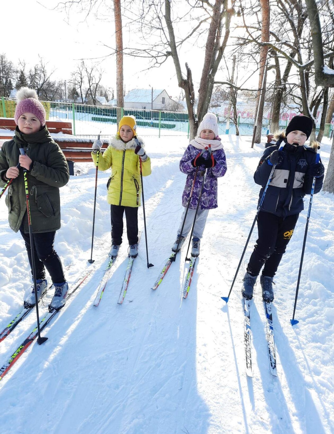 Юные спортсмены-лыжники на тренировке в знаменском парке