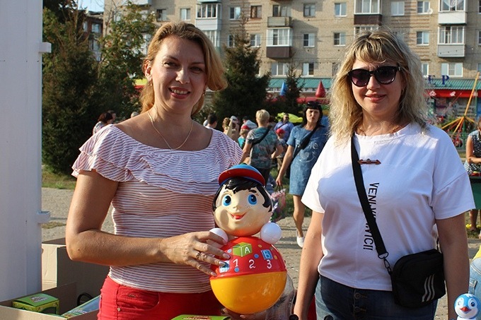 Ольга Герасимова с директором музея Наталией Мандрыкиной на фестивале неваляшки