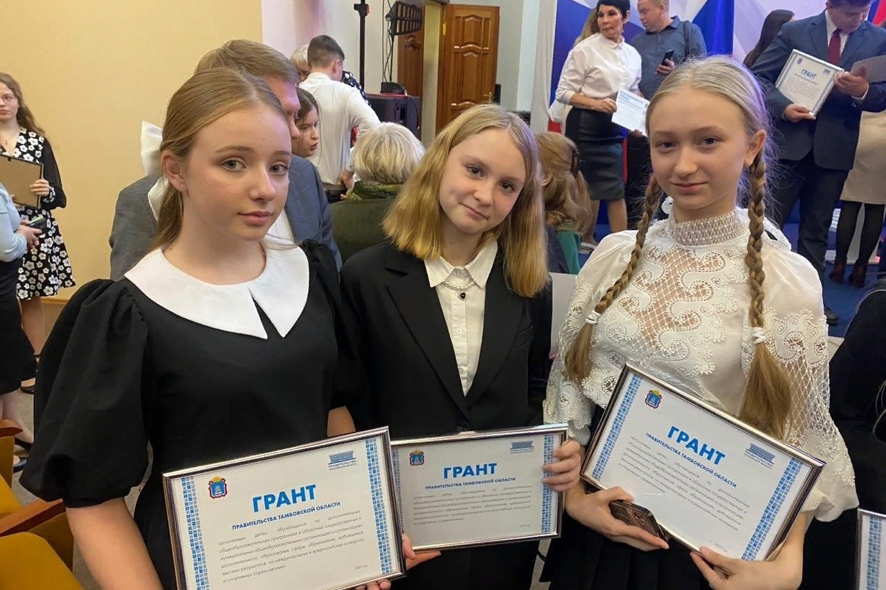 Учащиеся Детской художественной школе имени Александра Герасимова, получившие гранты за победы в международных и всероссийских конкурсах 