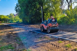 В мичуринском парке-набережной асфальтируют пешеходные дорожки