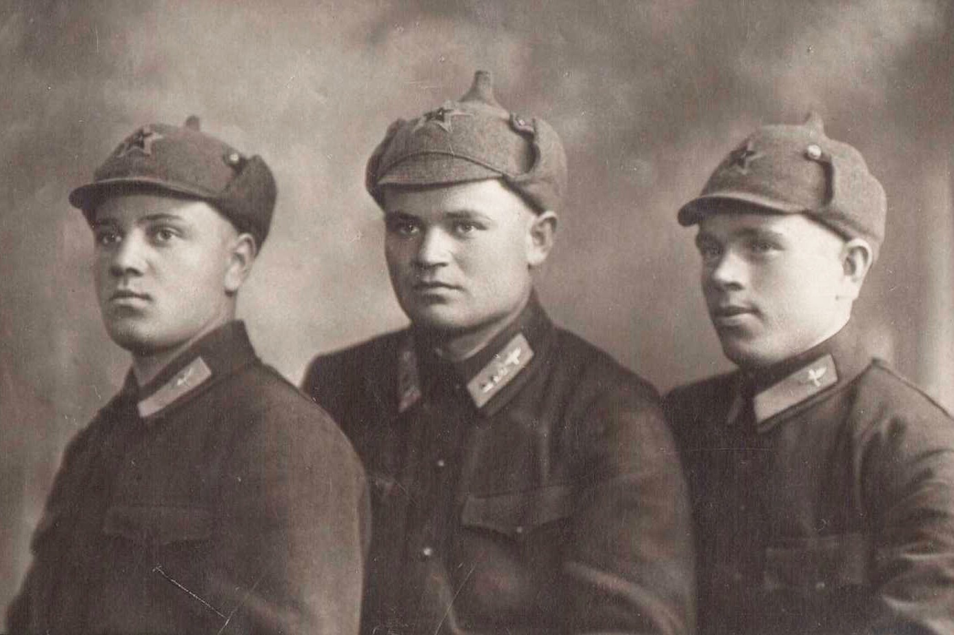 Александр Липилин (крайний слева) — курсант Оренбургского авиационного училища
