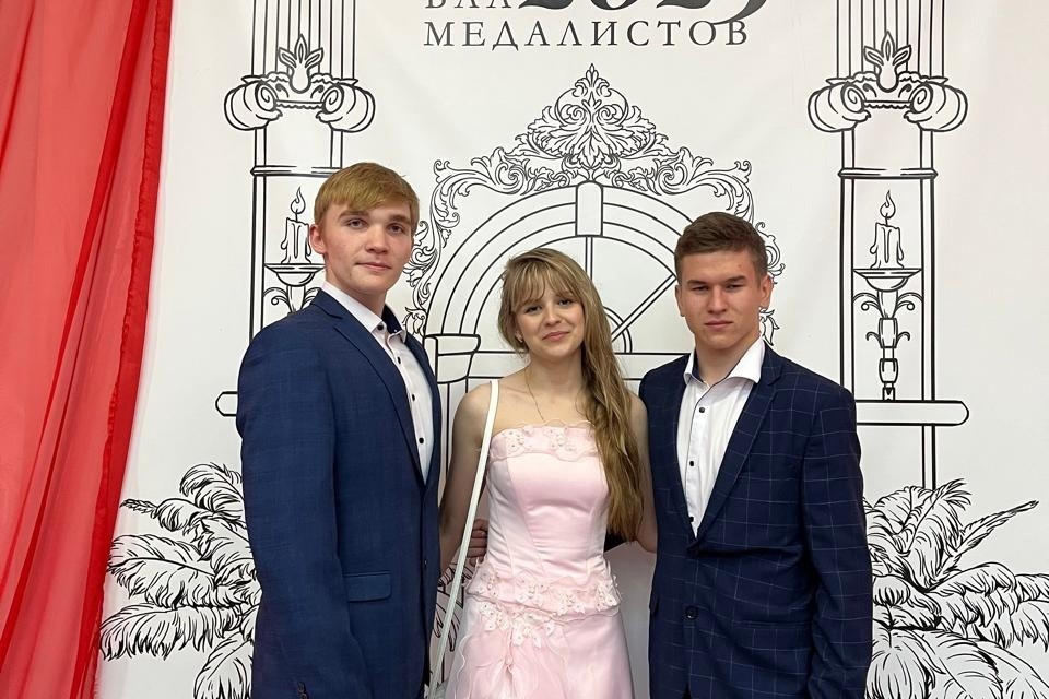 Выпускники Алгасовской СОШ Антон Буробин, Полина Елизарова и Даниил Челеков