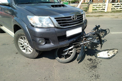 В Сосновке мопед попал под иномарку: пострадал водитель