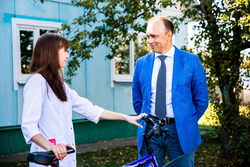 «Земскому» фельдшеру в помощь: глава Тамбовского района подарил медику велосипед