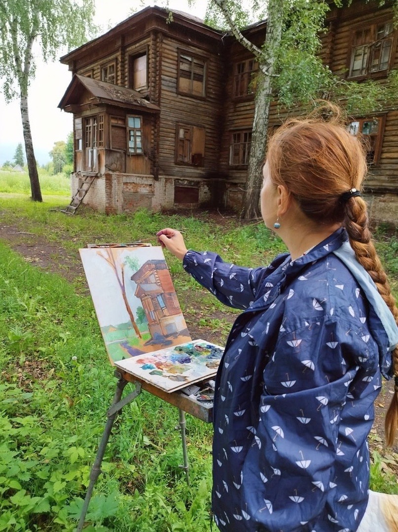 Елена Ланина рисует дом коммунаров в селе Ленинское
