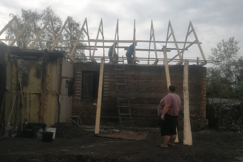 Старосеславинцы помогают починить крышу дома, пострадавшего от пожара