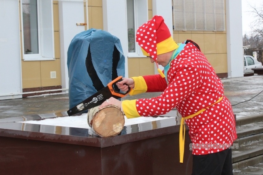 В Пичаево на скорость пилили бревно