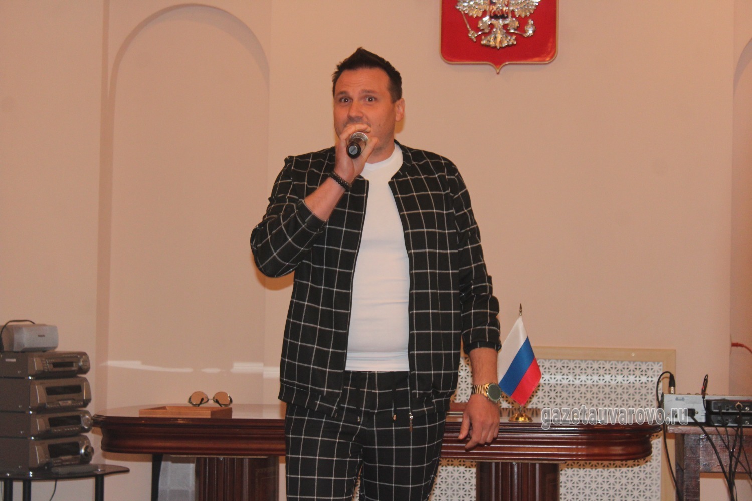 Поёт Игорь Надеев