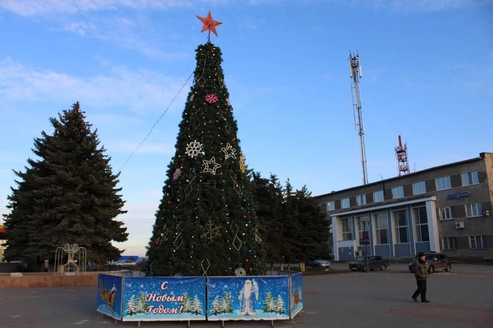 Главная ёлка Жердевского района находится на площади Ленина. Высота искусственной ели 14 метров. Её украшают десятки метров гирлянд и светодиодных огней.