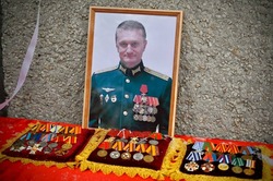 Мемориальную доску герою России Андрею Кондрашкину открыли в Первомайском
