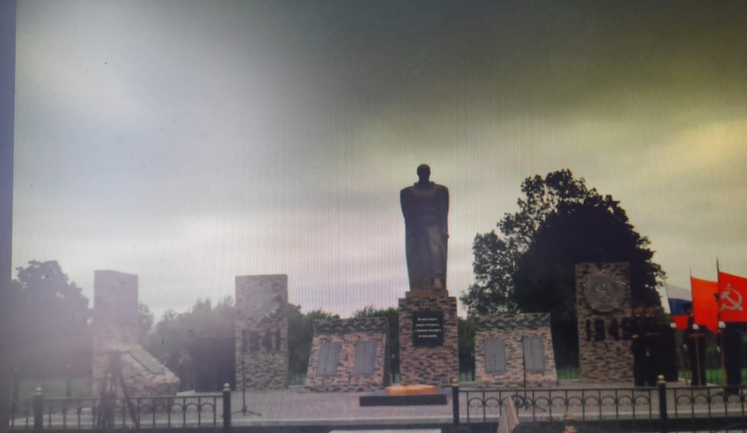 Мемориальный комплекс в селе Павловке (стела памяти героя расположена слева)