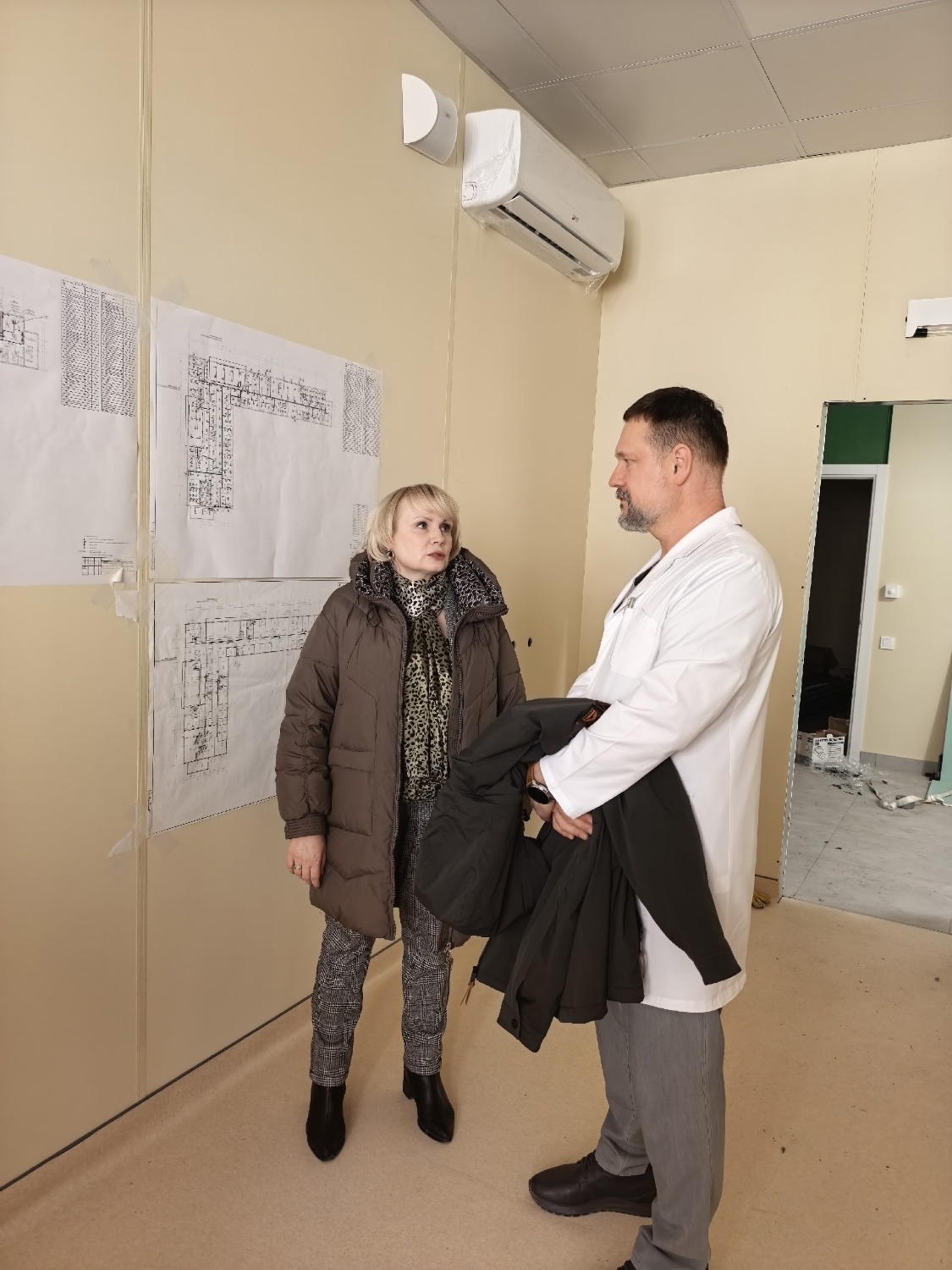 Министр здравоохранения Марина Македонская и главврач больницы имени Архиепископа Луки Дмитрий Семикин