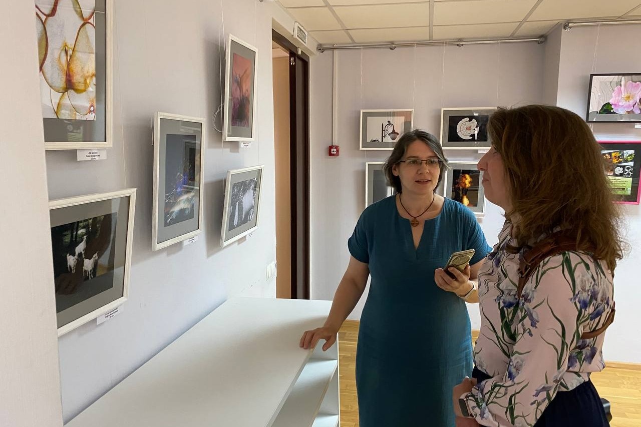 Алла  Шаталова рассказывает Дарье Волковой о фотографии нарезанной груши под названием «Не яблоки»