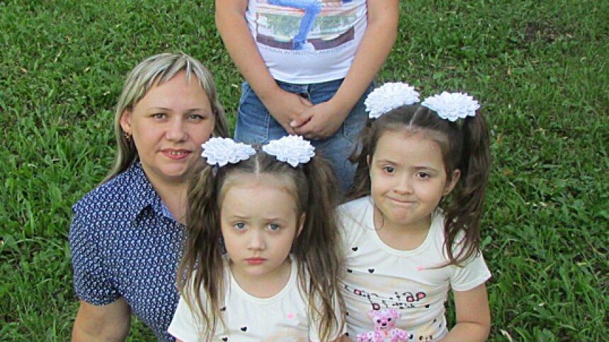 Юлия Филиппова с дочерьми.