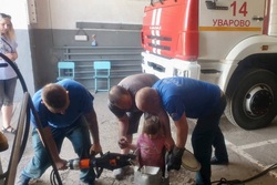 В Уварове спасатели освободили застрявшую в бидоне девочку