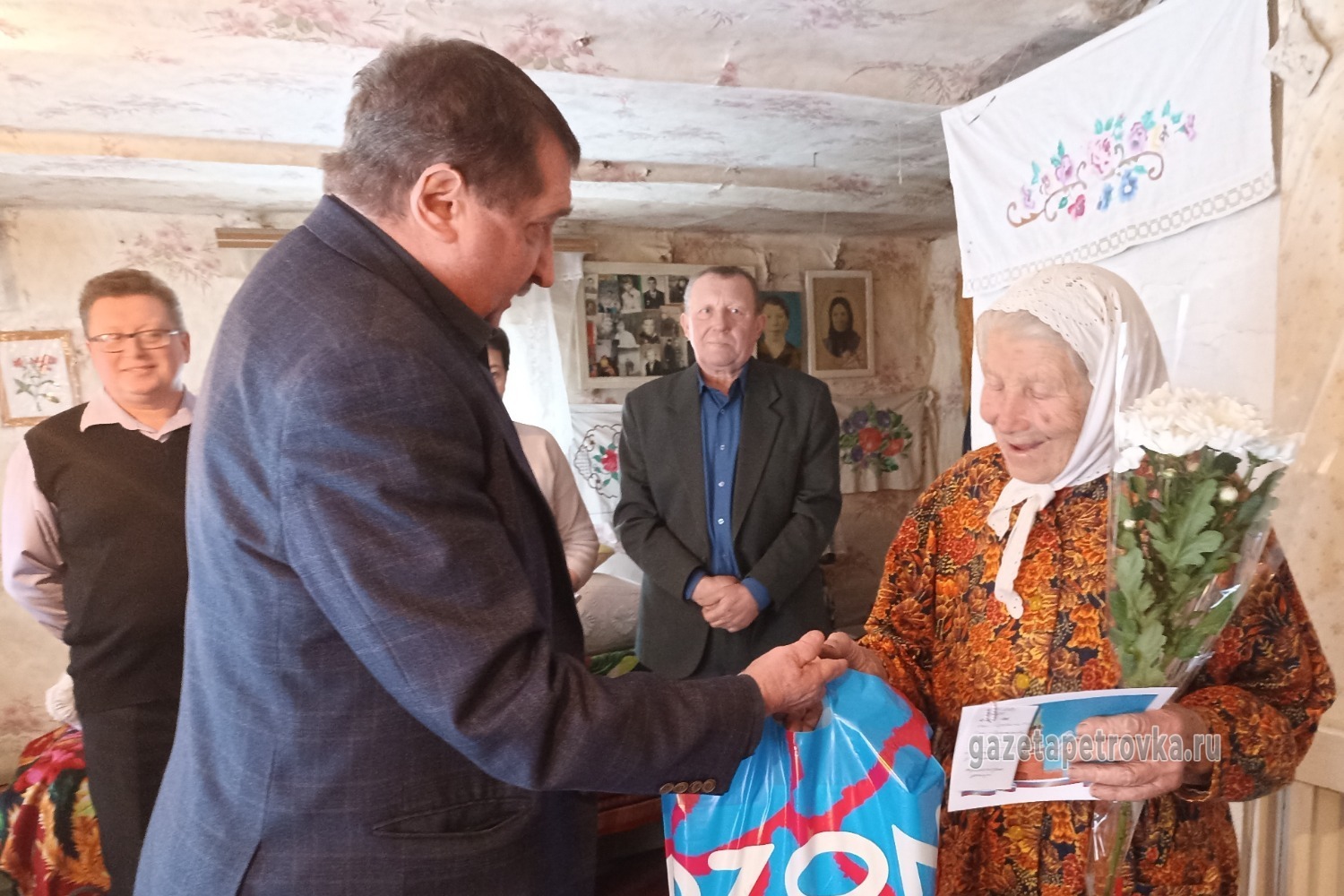 Юбиляра приветствует первый заместитель главы администрации района Валерий Рыжкин