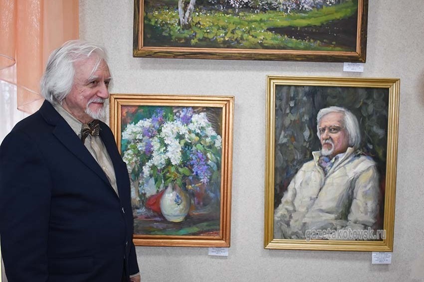 Член Союза литераторов России, друг художника Владимир Андреев у своего портрета в котовском музее