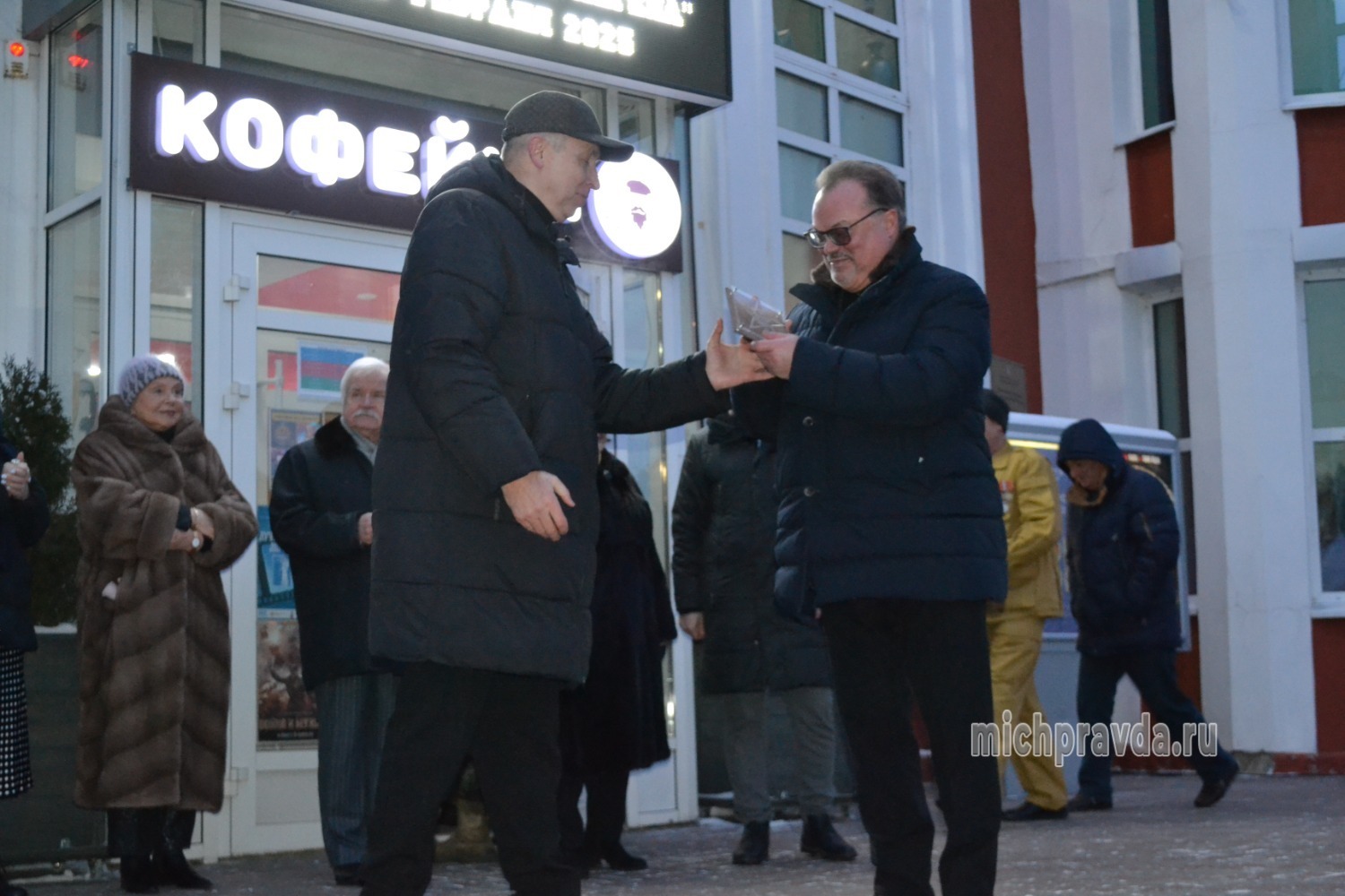 Михаил Малахов вручает награды Алексею Рязанцеву 