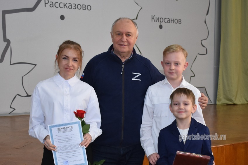 Алексей Плахотников вручает документы молодым семьям