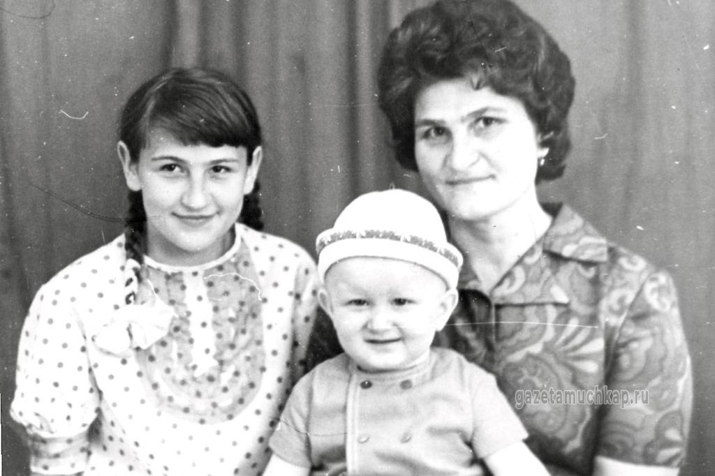 Анастасия Коваленко и её дети Эльвира и Дмитрий