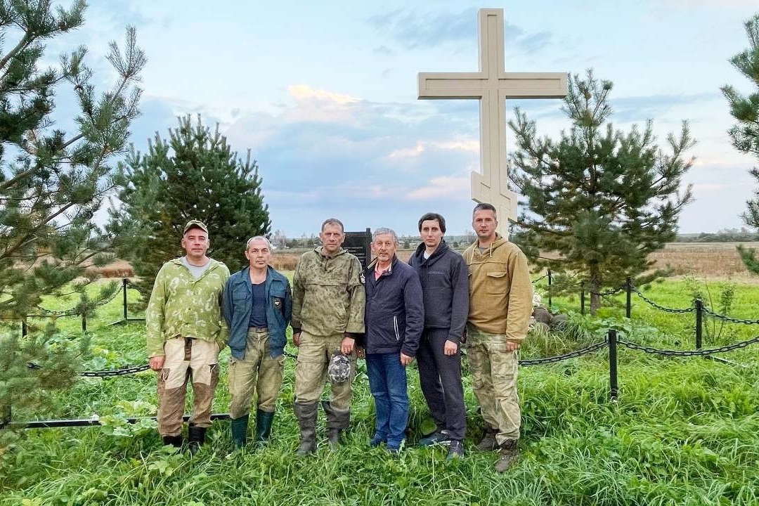 Виктор и Денис Сизовы с поисковым отрядом «Пионер» в деревне Полунино