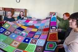 Рассказовские мастерицы изготовили семейное одеяло 