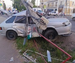 В ДТП в Мичуринске легковушку придавило столбом: пострадали парень и девушка