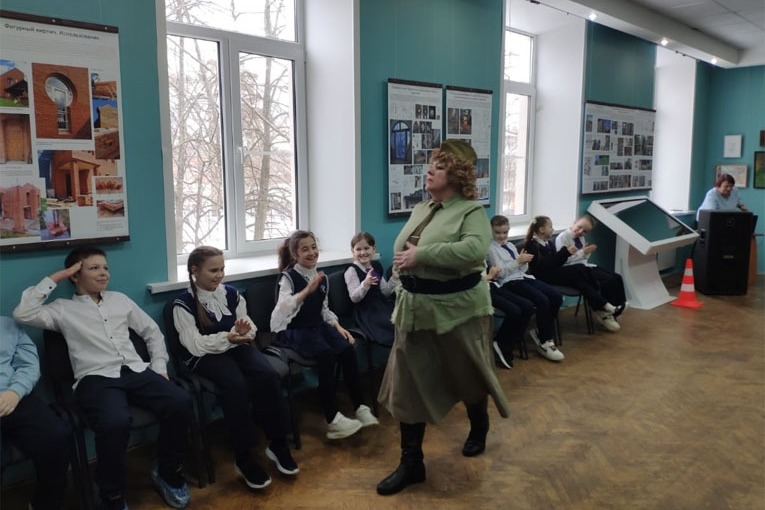 Экскурсовод Светлана Афонина за творческой  и эмоционально-насыщенной работой