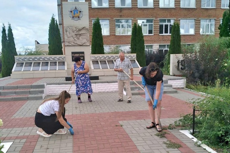 Уборка территории мемориала памяти воинам-землякам, погибшим в годы Великой Отечественной войны, в селе Дмитриевщина 