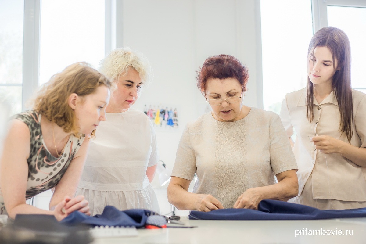 На фото: особенности работы с тканью объясняет мастер производственного обучения портных Валентина Бучнева